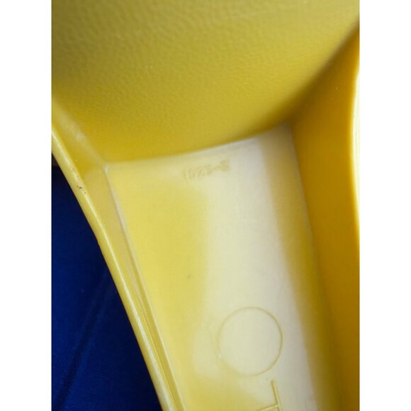 Vintage Tupperware Yellow Plastic Strainer Colander Handle Double Spout Kitchen - Picture 7 of 7